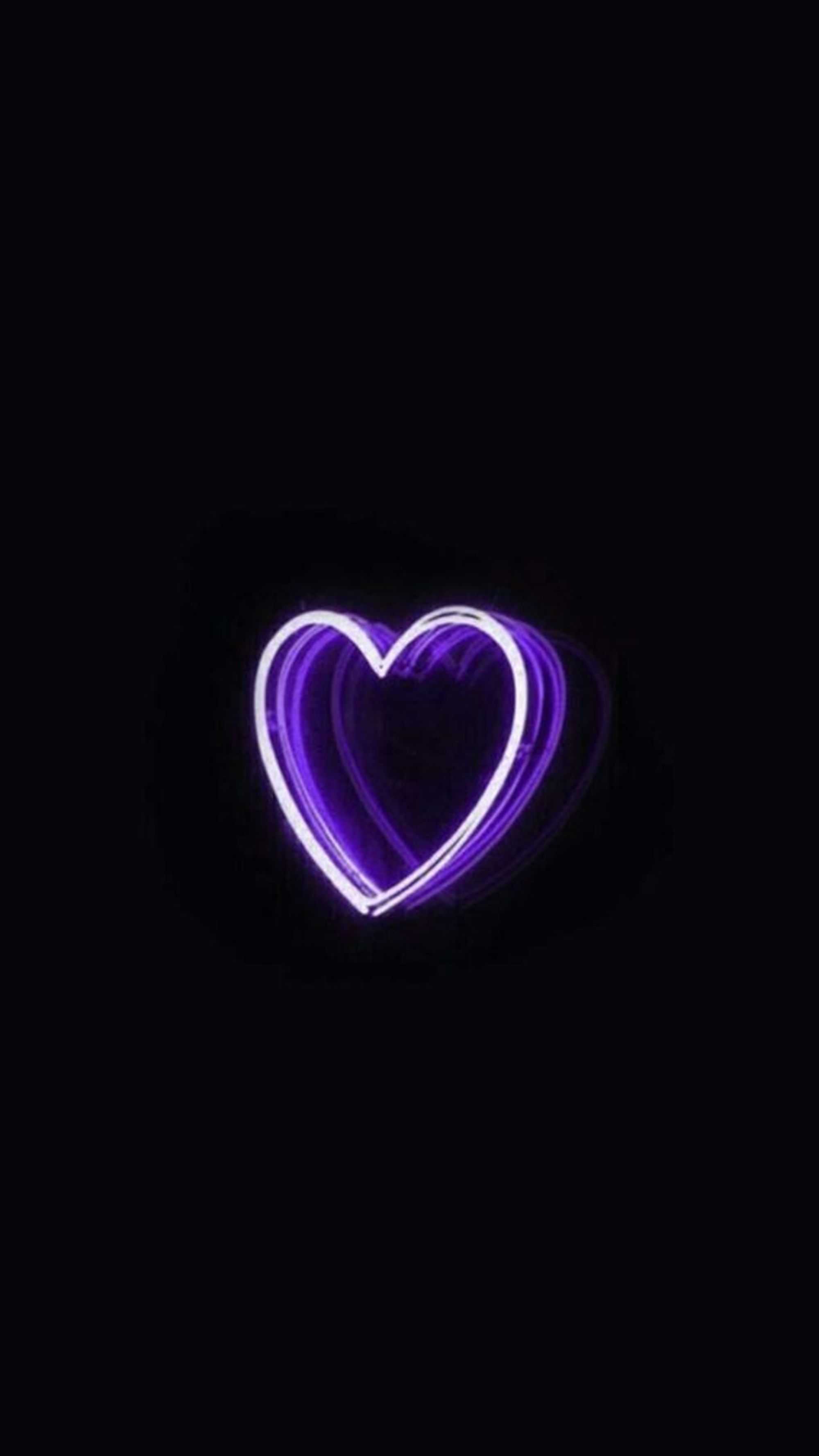 Фиолетовое сердечко на черном фоне